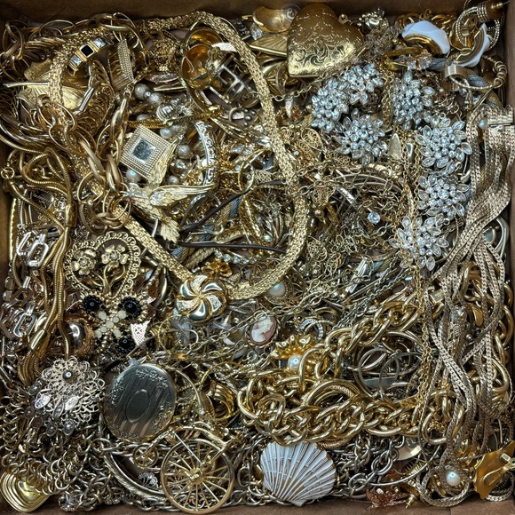 Estate Vintage to Modern Costume Jewelry 1 LB WEARABLE Grab Bag Resell Bulk Lot - Picture 5 of 16
